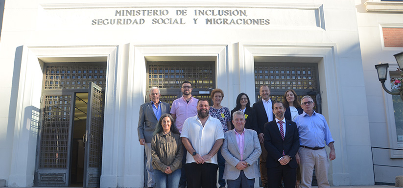 Miembros de la Comisión de Educación Cultura y Deporte en la puerta del Ministerio de Inclusión