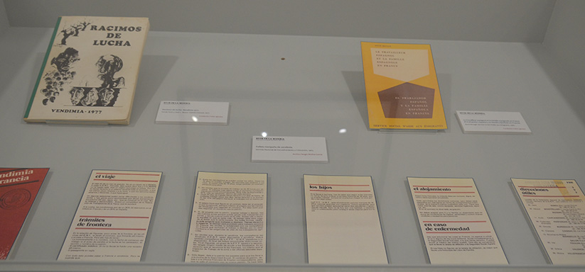 Vitrina con objetos de la exposición