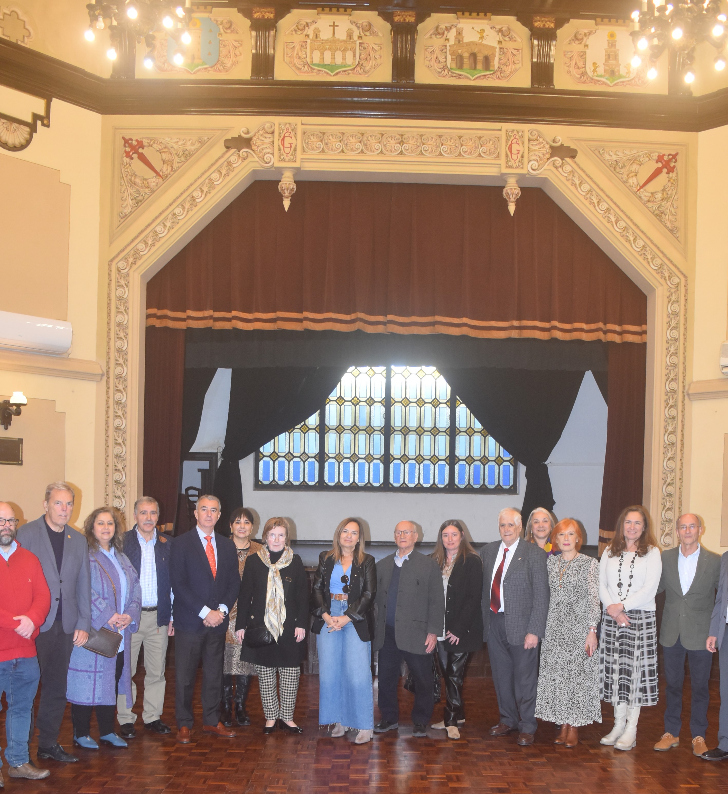 Junto a la directiva en el teatro del Centro Gallego de Montevideo